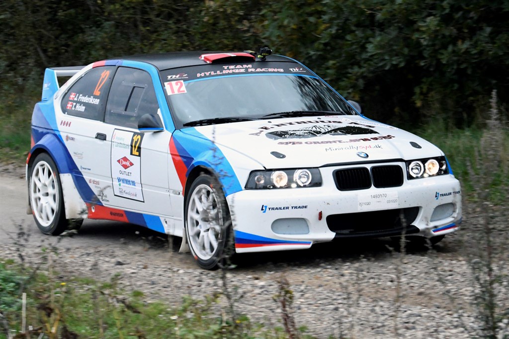 Der skulle køres uhyre koncentreret for at holde den rappe BMW Compact på et sikkert spor, når det gik med 180 km/t på de vestjydske grusveje.